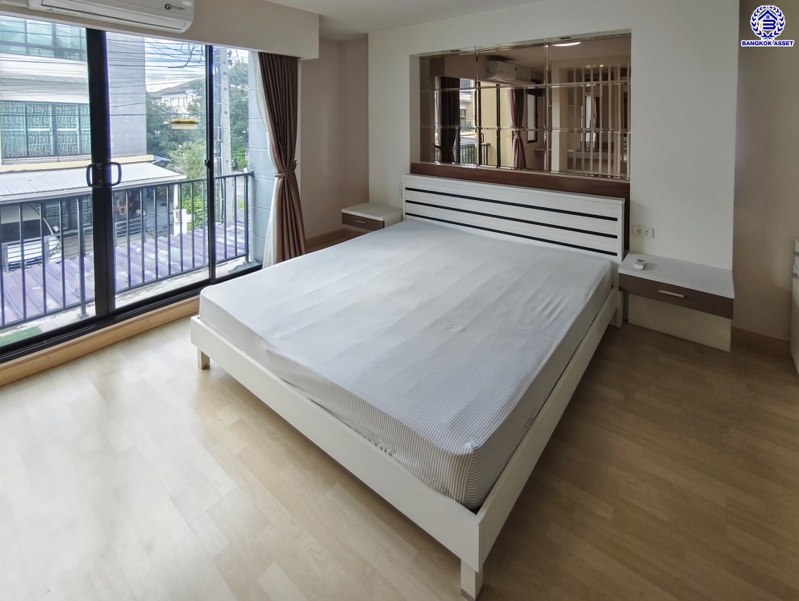 ทาวน์โฮมมือสองนนทบุรี โครงการ เดอะคอนเนคอัพ3 รัตนาธิเบศร์17 หลังมุม เนื้อที่ 27.40 ตร.ว. พื้นที่ใช้สอย 160 ตร.ม. จัดเต็มด้วยฟังก์ชั่น 3 ห้องนอน 3 ห้องน้ำ จอดรถได้ 2 คัน  พร้อมของแถมอีกหลายรายการ บนทำเลศักยภาพ หน้าโครงการอยู่ตรงข้ามเซ็นทรัลรัตนาฯ ใกล้รถไฟฟ้าสายสีม่วงสถานี "แยกนนทบุรี1 และจุดขึ้นทางด่วน "งามวงศ์วาน"