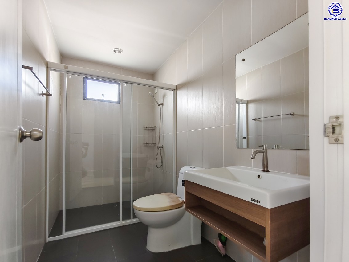 ทาวน์โฮมมือสองนนทบุรี โครงการ เดอะคอนเนคอัพ3 รัตนาธิเบศร์17 หลังมุม เนื้อที่ 27.40 ตร.ว. พื้นที่ใช้สอย 160 ตร.ม. จัดเต็มด้วยฟังก์ชั่น 3 ห้องนอน 3 ห้องน้ำ จอดรถได้ 2 คัน  พร้อมของแถมอีกหลายรายการ บนทำเลศักยภาพ หน้าโครงการอยู่ตรงข้ามเซ็นทรัลรัตนาฯ ใกล้รถไฟฟ้าสายสีม่วงสถานี "แยกนนทบุรี1 และจุดขึ้นทางด่วน "งามวงศ์วาน"