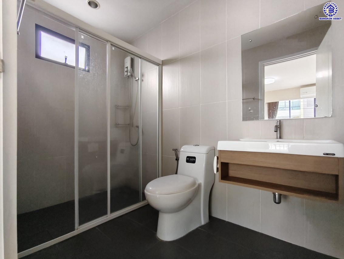 ทาวน์โฮมมือสองนนทบุรี โครงการ เดอะคอนเนคอัพ3 รัตนาธิเบศร์17 หลังมุม เนื้อที่ 27.40 ตร.ว. พื้นที่ใช้สอย 160 ตร.ม. จัดเต็มด้วยฟังก์ชั่น 3 ห้องนอน 3 ห้องน้ำ จอดรถได้ 2 คัน  พร้อมของแถมอีกหลายรายการ บนทำเลศักยภาพ หน้าโครงการอยู่ตรงข้ามเซ็นทรัลรัตนาฯ ใกล้รถไฟฟ้าสายสีม่วงสถานี "แยกนนทบุรี1 และจุดขึ้นทางด่วน "งามวงศ์วาน"