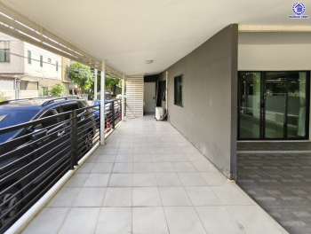 ทาวน์โฮมมือสองนนทบุรี โครงการ เดอะคอนเนคอัพ3 รัตนาธิเบศร์17 หลังมุม เนื้อที่ 27.40 ตร.ว. พื้นที่ใช้สอย 160 ตร.ม. จัดเต็มด้วยฟังก์ชั่น 3 ห้องนอน 3 ห้องน้ำ จอดรถได้ 2 คัน  พร้อมของแถมอีกหลายรายการ บนทำเลศักยภาพ หน้าโครงการอยู่ตรงข้ามเซ็นทรัลรัตนาฯ ใกล้รถไฟฟ้าสายสีม่วงสถานี "แยกนนทบุรี1 และจุดขึ้นทางด่วน "งามวงศ์วาน"