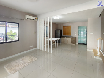 ทาวน์โฮมมือสองนนทบุรี โครงการ เดอะคอนเนคอัพ3 รัตนาธิเบศร์17 หลังมุม เนื้อที่ 27.40 ตร.ว. พื้นที่ใช้สอย 160 ตร.ม. จัดเต็มด้วยฟังก์ชั่น 3 ห้องนอน 3 ห้องน้ำ จอดรถได้ 2 คัน  พร้อมของแถมอีกหลายรายการ บนทำเลศักยภาพ หน้าโครงการอยู่ตรงข้ามเซ็นทรัลรัตนาฯ ใกล้รถไฟฟ้าสายสีม่วงสถานี "แยกนนทบุรี1 และจุดขึ้นทางด่วน "งามวงศ์วาน"