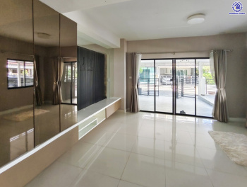 ทาวน์โฮมมือสองนนทบุรี โครงการ เดอะคอนเนคอัพ3 รัตนาธิเบศร์17 หลังมุม เนื้อที่ 27.40 ตร.ว. พื้นที่ใช้สอย 160 ตร.ม. จัดเต็มด้วยฟังก์ชั่น 3 ห้องนอน 3 ห้องน้ำ จอดรถได้ 2 คัน  พร้อมของแถมอีกหลายรายการ บนทำเลศักยภาพ หน้าโครงการอยู่ตรงข้ามเซ็นทรัลรัตนาฯ ใกล้รถไฟฟ้าสายสีม่วงสถานี "แยกนนทบุรี1 และจุดขึ้นทางด่วน "งามวงศ์วาน"