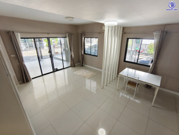 ทาวน์โฮมมือสองนนทบุรี โครงการ เดอะคอนเนคอัพ3 รัตนาธิเบศร์17 หลังมุม เนื้อที่ 27.40 ตร.ว. พื้นที่ใช้สอย 160 ตร.ม. จัดเต็มด้วยฟังก์ชั่น 3 ห้องนอน 3 ห้องน้ำ จอดรถได้ 2 คัน  พร้อมของแถมอีกหลายรายการ บนทำเลศักยภาพ หน้าโครงการอยู่ตรงข้ามเซ็นทรัลรัตนาฯ ใกล้รถไฟฟ้าสายสีม่วงสถานี "แยกนนทบุรี1 และจุดขึ้นทางด่วน "งามวงศ์วาน"