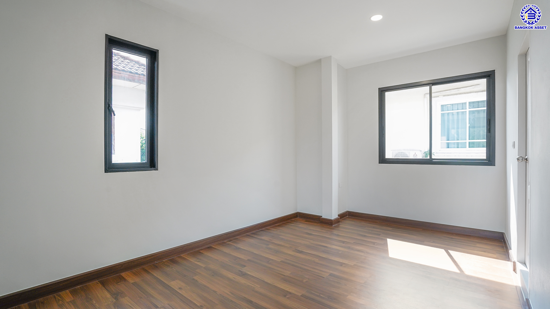 บ้านมือสองตกแต่งใหม่ คุณภาพแบรนด์ LH โครงการ ชลลดา บางบัวทอง ฟังก์ชันจัดเต็ม 4 ห้องนอน 3 ห้องน้ำ จอดรถได้ 2 คัน บนเนื้อที่ 100 ตร.ว. พื้นที่ใช้สอย 277.67 ตร.ม. พร้อม Facilities ครบ บนทำเลคุณภาพ เชื่อมต่อได้หลายเส้นทาง ใกล้เซ็นทรัลเวสต์เกต และรถไฟฟ้าสายสีม่วง "สถานีบางพลู"