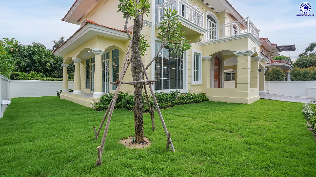 บ้านมือสองตกแต่งใหม่ โครงการ โกลเด้นเลเจ้นด์ สาทร-กัลปพฤกษ์ เนื้อที่ 90 ตร.ว. พื้นที่ใช้สอย 303.79 ตร.ม. ฟังก์ชัน 3 ห้องนอน 3 ห้องน้ำ 1 ห้องแม่บ้าน 2 ที่จอดรถ บ้านพร้อมอยู่ โครงการบนทำเลเดินทางสะดวก ติดถนนกัลปพฤกษ์ เชื่อมต่อถนนราชพฤกษ์ ใกล้รถไฟฟ้าสายสีเขียว "สถานีบางหว้า" และ "สถานีวุฒากาศ" และ ใกล้เดอะมอลล์ไลฟ์สโตร์ บางแค