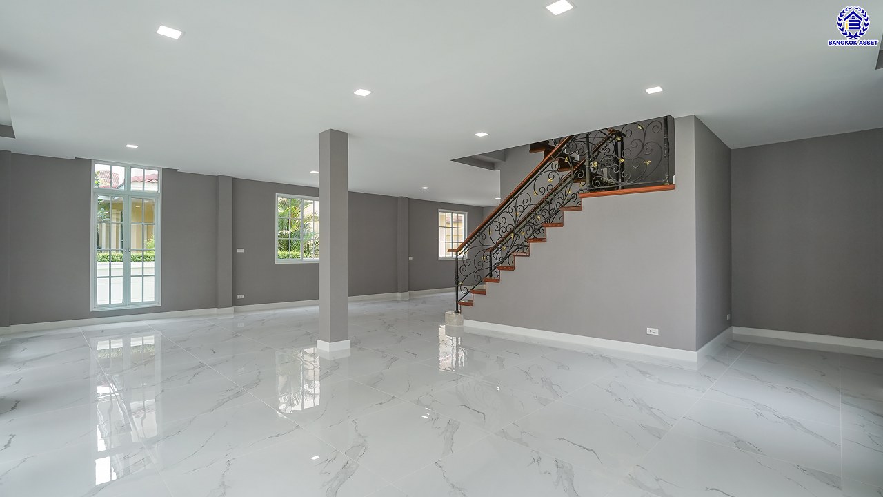 บ้านมือสองตกแต่งใหม่ โครงการ โกลเด้นเลเจ้นด์ สาทร-กัลปพฤกษ์ เนื้อที่ 90 ตร.ว. พื้นที่ใช้สอย 303.79 ตร.ม. ฟังก์ชัน 3 ห้องนอน 3 ห้องน้ำ 1 ห้องแม่บ้าน 2 ที่จอดรถ บ้านพร้อมอยู่ โครงการบนทำเลเดินทางสะดวก ติดถนนกัลปพฤกษ์ เชื่อมต่อถนนราชพฤกษ์ ใกล้รถไฟฟ้าสายสีเขียว "สถานีบางหว้า" และ "สถานีวุฒากาศ" และ ใกล้เดอะมอลล์ไลฟ์สโตร์ บางแค