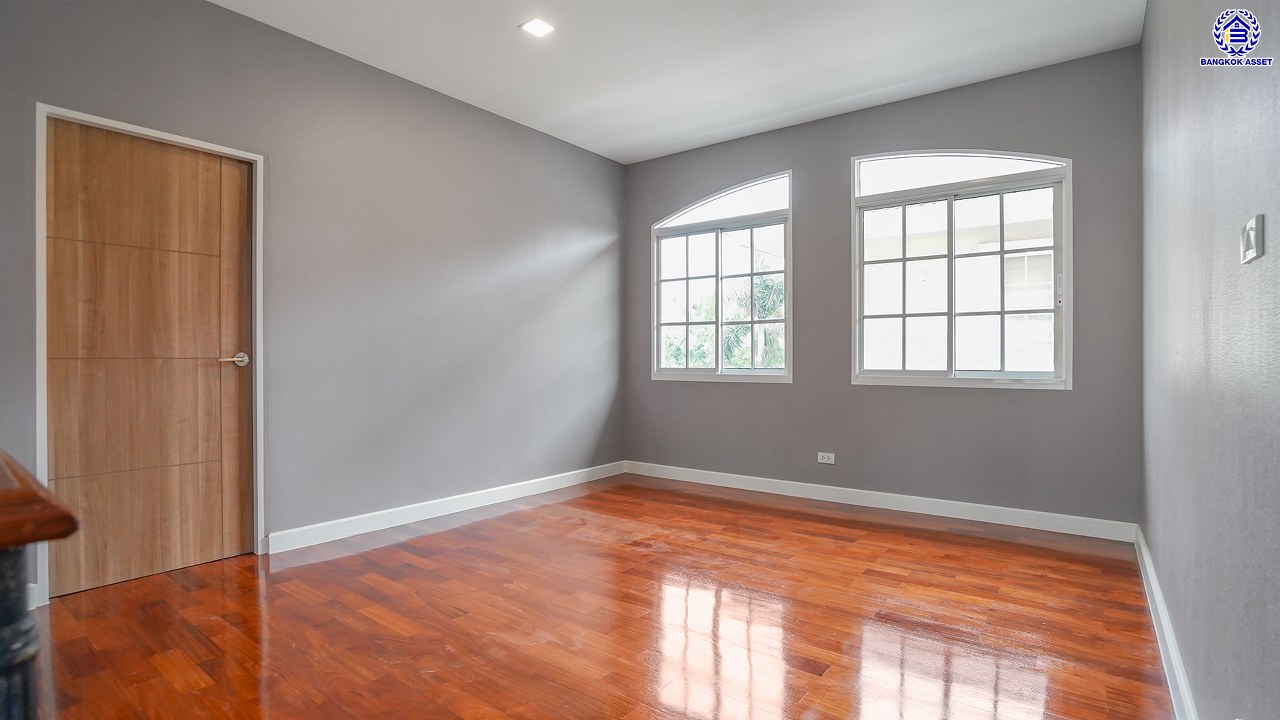 บ้านมือสองตกแต่งใหม่ โครงการ โกลเด้นเลเจ้นด์ สาทร-กัลปพฤกษ์ เนื้อที่ 90 ตร.ว. พื้นที่ใช้สอย 303.79 ตร.ม. ฟังก์ชัน 3 ห้องนอน 3 ห้องน้ำ 1 ห้องแม่บ้าน 2 ที่จอดรถ บ้านพร้อมอยู่ โครงการบนทำเลเดินทางสะดวก ติดถนนกัลปพฤกษ์ เชื่อมต่อถนนราชพฤกษ์ ใกล้รถไฟฟ้าสายสีเขียว "สถานีบางหว้า" และ "สถานีวุฒากาศ" และ ใกล้เดอะมอลล์ไลฟ์สโตร์ บางแค