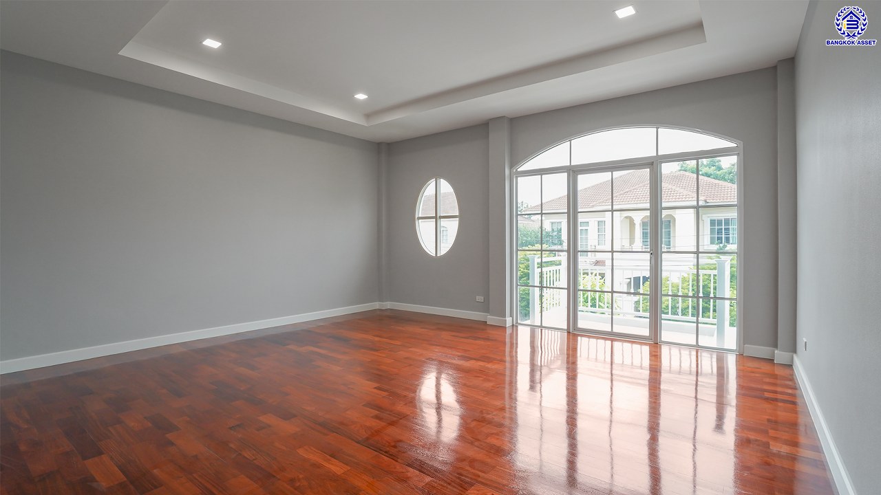 บ้านมือสองตกแต่งใหม่ โครงการ โกลเด้นเลเจ้นด์ สาทร-กัลปพฤกษ์ เนื้อที่ 90 ตร.ว. พื้นที่ใช้สอย 303.79 ตร.ม. ฟังก์ชัน 3 ห้องนอน 3 ห้องน้ำ 1 ห้องแม่บ้าน 2 ที่จอดรถ บ้านพร้อมอยู่ โครงการบนทำเลเดินทางสะดวก ติดถนนกัลปพฤกษ์ เชื่อมต่อถนนราชพฤกษ์ ใกล้รถไฟฟ้าสายสีเขียว "สถานีบางหว้า" และ "สถานีวุฒากาศ" และ ใกล้เดอะมอลล์ไลฟ์สโตร์ บางแค