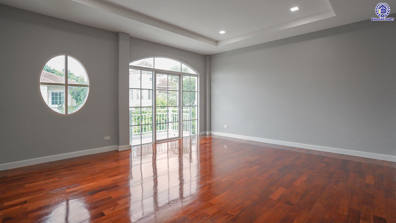 บ้านมือสองตกแต่งใหม่ โครงการ โกลเด้นเลเจ้นด์ สาทร-กัลปพฤกษ์ เนื้อที่ 90 ตร.ว. พื้นที่ใช้สอย 303.79 ตร.ม. ฟังก์ชัน 3 ห้องนอน 3 ห้องน้ำ 1 ห้องแม่บ้าน 2 ที่จอดรถ บ้านพร้อมอยู่ โครงการบนทำเลเดินทางสะดวก ติดถนนกัลปพฤกษ์ เชื่อมต่อถนนราชพฤกษ์ ใกล้รถไฟฟ้าสายสีเขียว "สถานีบางหว้า" และ "สถานีวุฒากาศ" และ ใกล้เดอะมอลล์ไลฟ์สโตร์ บางแค