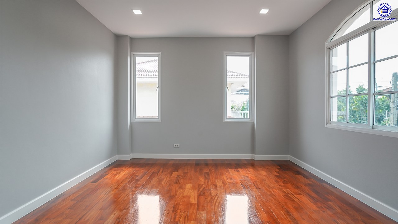 บ้านมือสองตกแต่งใหม่ โครงการ โกลเด้นเลเจ้นด์ สาทร-กัลปพฤกษ์ เนื้อที่ 90 ตร.ว. พื้นที่ใช้สอย 303.79 ตร.ม. ฟังก์ชัน 3 ห้องนอน 3 ห้องน้ำ 1 ห้องแม่บ้าน 2 ที่จอดรถ บ้านพร้อมอยู่ โครงการบนทำเลเดินทางสะดวก ติดถนนกัลปพฤกษ์ เชื่อมต่อถนนราชพฤกษ์ ใกล้รถไฟฟ้าสายสีเขียว "สถานีบางหว้า" และ "สถานีวุฒากาศ" และ ใกล้เดอะมอลล์ไลฟ์สโตร์ บางแค