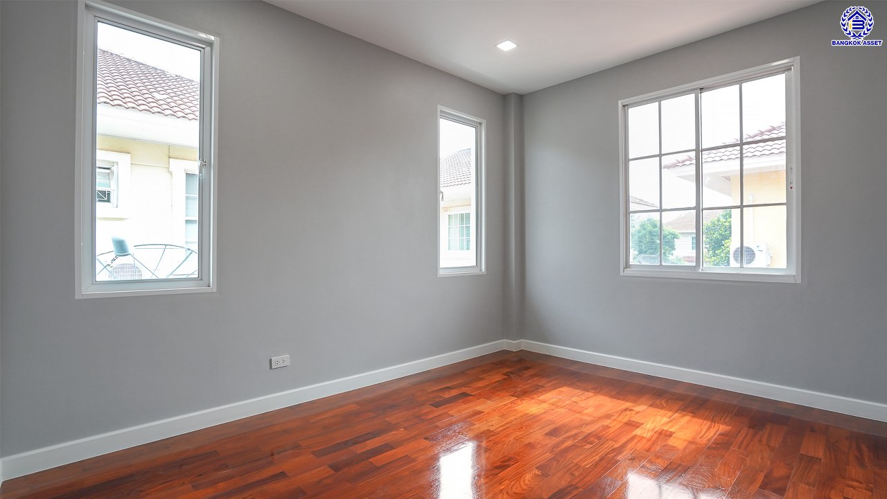 บ้านมือสองตกแต่งใหม่ โครงการ โกลเด้นเลเจ้นด์ สาทร-กัลปพฤกษ์ เนื้อที่ 90 ตร.ว. พื้นที่ใช้สอย 303.79 ตร.ม. ฟังก์ชัน 3 ห้องนอน 3 ห้องน้ำ 1 ห้องแม่บ้าน 2 ที่จอดรถ บ้านพร้อมอยู่ โครงการบนทำเลเดินทางสะดวก ติดถนนกัลปพฤกษ์ เชื่อมต่อถนนราชพฤกษ์ ใกล้รถไฟฟ้าสายสีเขียว "สถานีบางหว้า" และ "สถานีวุฒากาศ" และ ใกล้เดอะมอลล์ไลฟ์สโตร์ บางแค