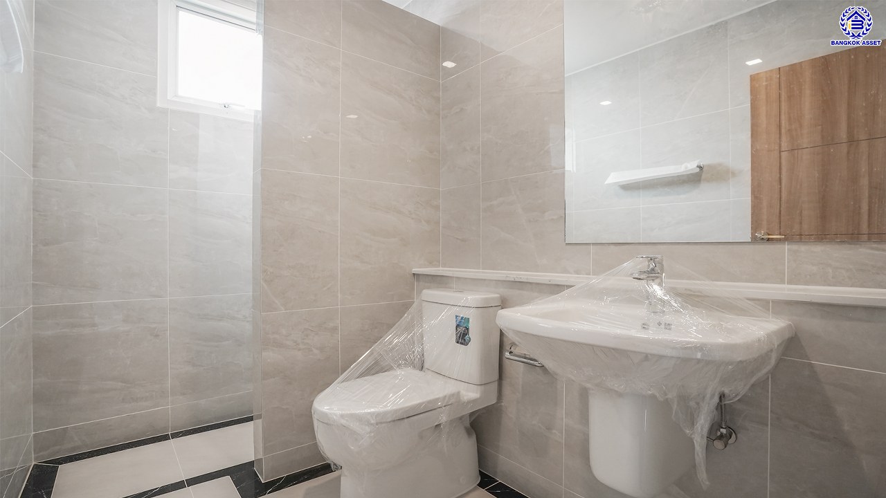 บ้านมือสองตกแต่งใหม่ โครงการ โกลเด้นเลเจ้นด์ สาทร-กัลปพฤกษ์ เนื้อที่ 90 ตร.ว. พื้นที่ใช้สอย 303.79 ตร.ม. ฟังก์ชัน 3 ห้องนอน 3 ห้องน้ำ 1 ห้องแม่บ้าน 2 ที่จอดรถ บ้านพร้อมอยู่ โครงการบนทำเลเดินทางสะดวก ติดถนนกัลปพฤกษ์ เชื่อมต่อถนนราชพฤกษ์ ใกล้รถไฟฟ้าสายสีเขียว "สถานีบางหว้า" และ "สถานีวุฒากาศ" และ ใกล้เดอะมอลล์ไลฟ์สโตร์ บางแค