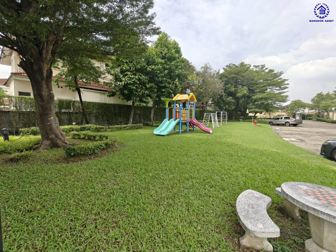 บ้านมือสองตกแต่งใหม่ โครงการ โกลเด้นเลเจ้นด์ สาทร-กัลปพฤกษ์ เนื้อที่ 90 ตร.ว. พื้นที่ใช้สอย 303.79 ตร.ม. ฟังก์ชัน 3 ห้องนอน 3 ห้องน้ำ 1 ห้องแม่บ้าน 2 ที่จอดรถ บ้านพร้อมอยู่ โครงการบนทำเลเดินทางสะดวก ติดถนนกัลปพฤกษ์ เชื่อมต่อถนนราชพฤกษ์ ใกล้รถไฟฟ้าสายสีเขียว "สถานีบางหว้า" และ "สถานีวุฒากาศ" และ ใกล้เดอะมอลล์ไลฟ์สโตร์ บางแค