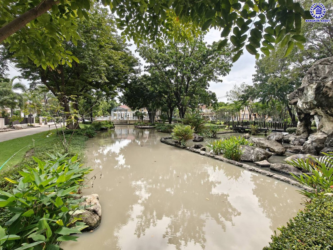 บ้านมือสองตกแต่งใหม่ โครงการ โกลเด้นเลเจ้นด์ สาทร-กัลปพฤกษ์ เนื้อที่ 90 ตร.ว. พื้นที่ใช้สอย 303.79 ตร.ม. ฟังก์ชัน 3 ห้องนอน 3 ห้องน้ำ 1 ห้องแม่บ้าน 2 ที่จอดรถ บ้านพร้อมอยู่ โครงการบนทำเลเดินทางสะดวก ติดถนนกัลปพฤกษ์ เชื่อมต่อถนนราชพฤกษ์ ใกล้รถไฟฟ้าสายสีเขียว "สถานีบางหว้า" และ "สถานีวุฒากาศ" และ ใกล้เดอะมอลล์ไลฟ์สโตร์ บางแค