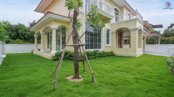 บ้านมือสองตกแต่งใหม่ โครงการ โกลเด้นเลเจ้นด์ สาทร-กัลปพฤกษ์ เนื้อที่ 90 ตร.ว. พื้นที่ใช้สอย 303.79 ตร.ม. ฟังก์ชัน 3 ห้องนอน 3 ห้องน้ำ 1 ห้องแม่บ้าน 2 ที่จอดรถ บ้านพร้อมอยู่ โครงการบนทำเลเดินทางสะดวก ติดถนนกัลปพฤกษ์ เชื่อมต่อถนนราชพฤกษ์ ใกล้รถไฟฟ้าสายสีเขียว "สถานีบางหว้า" และ "สถานีวุฒากาศ" และ ใกล้เดอะมอลล์ไลฟ์สโตร์ บางแค