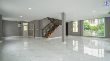 บ้านมือสองตกแต่งใหม่ โครงการ โกลเด้นเลเจ้นด์ สาทร-กัลปพฤกษ์ เนื้อที่ 90 ตร.ว. พื้นที่ใช้สอย 303.79 ตร.ม. ฟังก์ชัน 3 ห้องนอน 3 ห้องน้ำ 1 ห้องแม่บ้าน 2 ที่จอดรถ บ้านพร้อมอยู่ โครงการบนทำเลเดินทางสะดวก ติดถนนกัลปพฤกษ์ เชื่อมต่อถนนราชพฤกษ์ ใกล้รถไฟฟ้าสายสีเขียว "สถานีบางหว้า" และ "สถานีวุฒากาศ" และ ใกล้เดอะมอลล์ไลฟ์สโตร์ บางแค