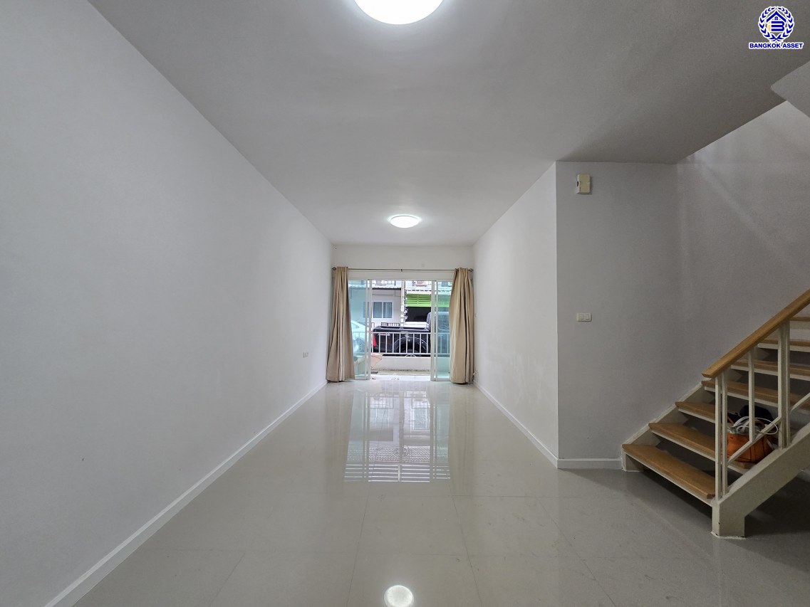 ทาวน์เฮ้าส์มือสองนนทบุรี โครงการ อารียา เดอะคัลเลอร์ แจ้งวัฒนะ-ติวานนท์ พื้นที่ใช้สอย 100 ตร.ม. เนื้อที่ 17.5 ตร.ว. ฟังก์ชัน 3 ห้องนอน 2 ห้องน้ำ จอดรถได้ 1 คัน บนทำเลดีเชื่อมต่อถนนติวานนท์, ถนนศรีสมาน, ถนนสะพานนนทบุรี-บางบัวทอง ใกล้รถไฟฟ้าสายสีชมพู "สถานีเมืองทองธานี" และจุดขึ้นทางด่วน "ศรีสมาน", "ทางด่วนแจ้งวัฒนะ"