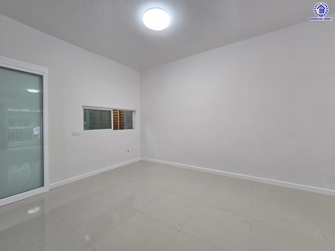 ทาวน์เฮ้าส์มือสองนนทบุรี โครงการ อารียา เดอะคัลเลอร์ แจ้งวัฒนะ-ติวานนท์ พื้นที่ใช้สอย 100 ตร.ม. เนื้อที่ 17.5 ตร.ว. ฟังก์ชัน 3 ห้องนอน 2 ห้องน้ำ จอดรถได้ 1 คัน บนทำเลดีเชื่อมต่อถนนติวานนท์, ถนนศรีสมาน, ถนนสะพานนนทบุรี-บางบัวทอง ใกล้รถไฟฟ้าสายสีชมพู "สถานีเมืองทองธานี" และจุดขึ้นทางด่วน "ศรีสมาน", "ทางด่วนแจ้งวัฒนะ"