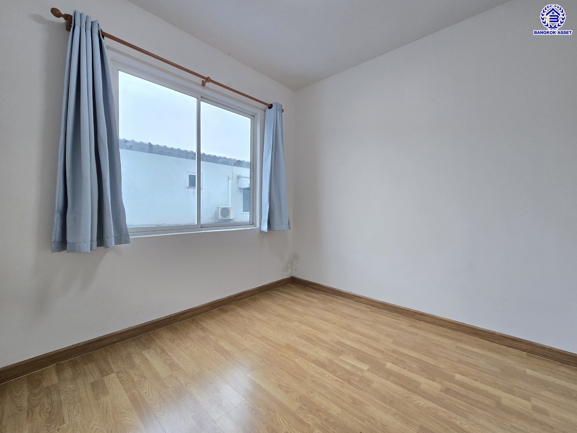 ทาวน์เฮ้าส์มือสองนนทบุรี โครงการ อารียา เดอะคัลเลอร์ แจ้งวัฒนะ-ติวานนท์ พื้นที่ใช้สอย 100 ตร.ม. เนื้อที่ 17.5 ตร.ว. ฟังก์ชัน 3 ห้องนอน 2 ห้องน้ำ จอดรถได้ 1 คัน บนทำเลดีเชื่อมต่อถนนติวานนท์, ถนนศรีสมาน, ถนนสะพานนนทบุรี-บางบัวทอง ใกล้รถไฟฟ้าสายสีชมพู "สถานีเมืองทองธานี" และจุดขึ้นทางด่วน "ศรีสมาน", "ทางด่วนแจ้งวัฒนะ"