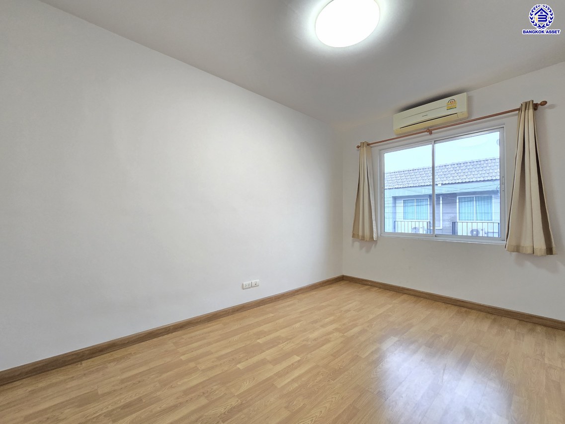 ทาวน์เฮ้าส์มือสองนนทบุรี โครงการ อารียา เดอะคัลเลอร์ แจ้งวัฒนะ-ติวานนท์ พื้นที่ใช้สอย 100 ตร.ม. เนื้อที่ 17.5 ตร.ว. ฟังก์ชัน 3 ห้องนอน 2 ห้องน้ำ จอดรถได้ 1 คัน บนทำเลดีเชื่อมต่อถนนติวานนท์, ถนนศรีสมาน, ถนนสะพานนนทบุรี-บางบัวทอง ใกล้รถไฟฟ้าสายสีชมพู "สถานีเมืองทองธานี" และจุดขึ้นทางด่วน "ศรีสมาน", "ทางด่วนแจ้งวัฒนะ"