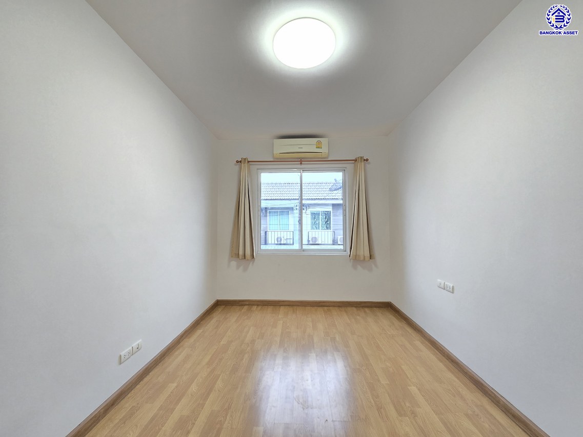 ทาวน์เฮ้าส์มือสองนนทบุรี โครงการ อารียา เดอะคัลเลอร์ แจ้งวัฒนะ-ติวานนท์ พื้นที่ใช้สอย 100 ตร.ม. เนื้อที่ 17.5 ตร.ว. ฟังก์ชัน 3 ห้องนอน 2 ห้องน้ำ จอดรถได้ 1 คัน บนทำเลดีเชื่อมต่อถนนติวานนท์, ถนนศรีสมาน, ถนนสะพานนนทบุรี-บางบัวทอง ใกล้รถไฟฟ้าสายสีชมพู "สถานีเมืองทองธานี" และจุดขึ้นทางด่วน "ศรีสมาน", "ทางด่วนแจ้งวัฒนะ"