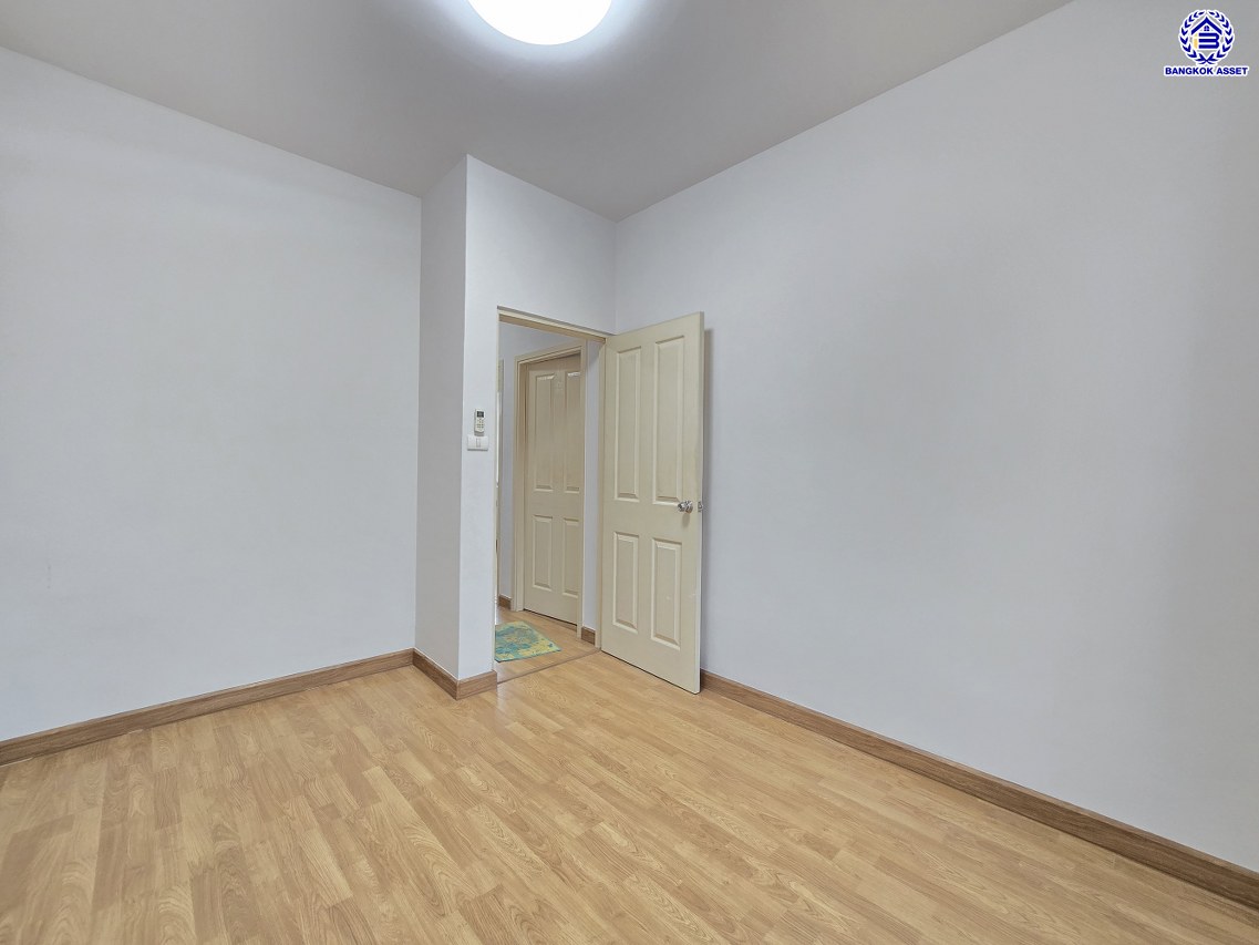 ทาวน์เฮ้าส์มือสองนนทบุรี โครงการ อารียา เดอะคัลเลอร์ แจ้งวัฒนะ-ติวานนท์ พื้นที่ใช้สอย 100 ตร.ม. เนื้อที่ 17.5 ตร.ว. ฟังก์ชัน 3 ห้องนอน 2 ห้องน้ำ จอดรถได้ 1 คัน บนทำเลดีเชื่อมต่อถนนติวานนท์, ถนนศรีสมาน, ถนนสะพานนนทบุรี-บางบัวทอง ใกล้รถไฟฟ้าสายสีชมพู "สถานีเมืองทองธานี" และจุดขึ้นทางด่วน "ศรีสมาน", "ทางด่วนแจ้งวัฒนะ"