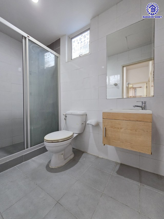 ทาวน์เฮ้าส์มือสองนนทบุรี โครงการ อารียา เดอะคัลเลอร์ แจ้งวัฒนะ-ติวานนท์ พื้นที่ใช้สอย 100 ตร.ม. เนื้อที่ 17.5 ตร.ว. ฟังก์ชัน 3 ห้องนอน 2 ห้องน้ำ จอดรถได้ 1 คัน บนทำเลดีเชื่อมต่อถนนติวานนท์, ถนนศรีสมาน, ถนนสะพานนนทบุรี-บางบัวทอง ใกล้รถไฟฟ้าสายสีชมพู "สถานีเมืองทองธานี" และจุดขึ้นทางด่วน "ศรีสมาน", "ทางด่วนแจ้งวัฒนะ"