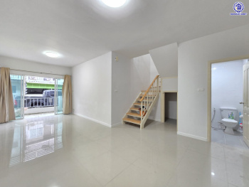 ทาวน์เฮ้าส์มือสองนนทบุรี โครงการ อารียา เดอะคัลเลอร์ แจ้งวัฒนะ-ติวานนท์ พื้นที่ใช้สอย 100 ตร.ม. เนื้อที่ 17.5 ตร.ว. ฟังก์ชัน 3 ห้องนอน 2 ห้องน้ำ จอดรถได้ 1 คัน บนทำเลดีเชื่อมต่อถนนติวานนท์, ถนนศรีสมาน, ถนนสะพานนนทบุรี-บางบัวทอง ใกล้รถไฟฟ้าสายสีชมพู "สถานีเมืองทองธานี" และจุดขึ้นทางด่วน "ศรีสมาน", "ทางด่วนแจ้งวัฒนะ"