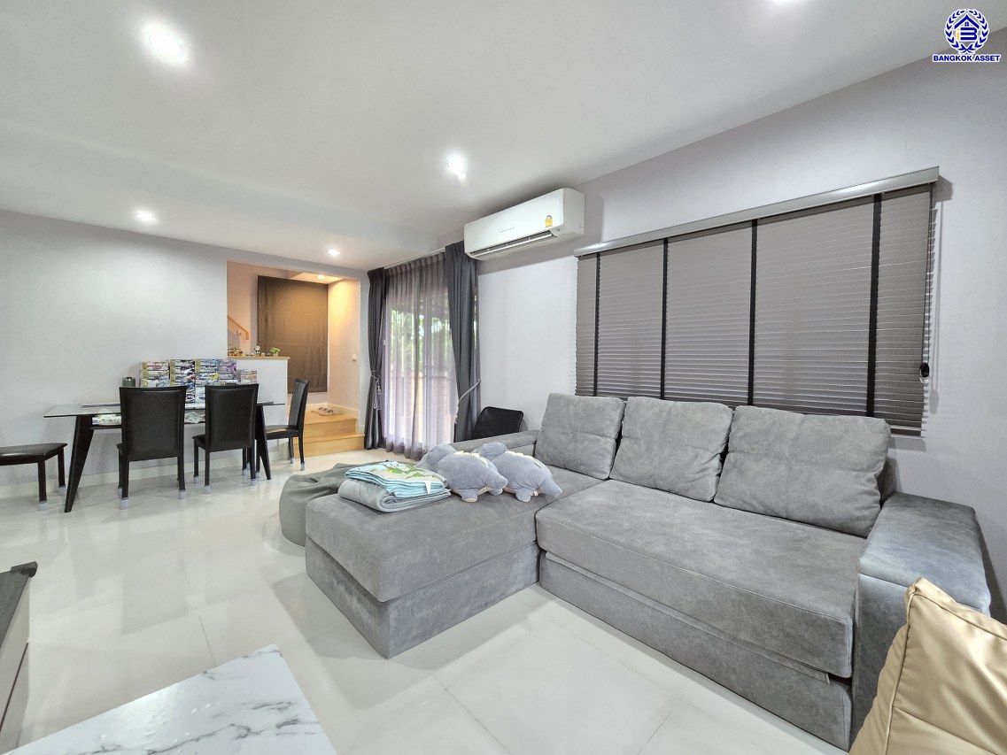 บ้านแฝดมือสองนนทบุรี โครงการ ภัสสร ไพรด์ ปิ่นเกล้า-วงแหวน เนื้อที่ 47.30 ตร.ว. พื้นที่ใช้สอย 124 ตร.ม. ฟังก์ชัน 3 ห้องนอน 2 ห้องน้ำ 2 ที่จอดรถ บนทำเลเดินทางสะดวก เชื่อมต่อทั้งปิ่นเกล้า-ศาลายา ใกล้เซ็นทรัลเวสต์เกต รถไฟฟ้าสายสีม่วง "สถานีตลาดบางใหญ่" และจุดขึ้นทางด่วน "ศรีรัช"