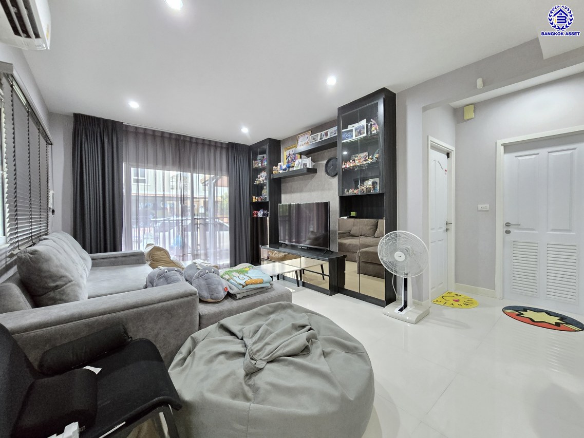 บ้านแฝดมือสองนนทบุรี โครงการ ภัสสร ไพรด์ ปิ่นเกล้า-วงแหวน เนื้อที่ 47.30 ตร.ว. พื้นที่ใช้สอย 124 ตร.ม. ฟังก์ชัน 3 ห้องนอน 2 ห้องน้ำ 2 ที่จอดรถ บนทำเลเดินทางสะดวก เชื่อมต่อทั้งปิ่นเกล้า-ศาลายา ใกล้เซ็นทรัลเวสต์เกต รถไฟฟ้าสายสีม่วง "สถานีตลาดบางใหญ่" และจุดขึ้นทางด่วน "ศรีรัช"