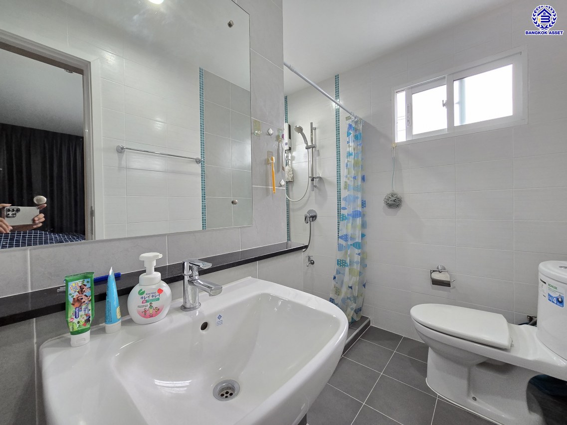 บ้านแฝดมือสองนนทบุรี โครงการ ภัสสร ไพรด์ ปิ่นเกล้า-วงแหวน เนื้อที่ 47.30 ตร.ว. พื้นที่ใช้สอย 124 ตร.ม. ฟังก์ชัน 3 ห้องนอน 2 ห้องน้ำ 2 ที่จอดรถ บนทำเลเดินทางสะดวก เชื่อมต่อทั้งปิ่นเกล้า-ศาลายา ใกล้เซ็นทรัลเวสต์เกต รถไฟฟ้าสายสีม่วง "สถานีตลาดบางใหญ่" และจุดขึ้นทางด่วน "ศรีรัช"