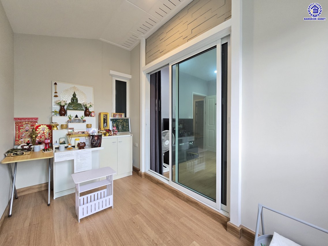 บ้านแฝดมือสองนนทบุรี โครงการ ภัสสร ไพรด์ ปิ่นเกล้า-วงแหวน เนื้อที่ 47.30 ตร.ว. พื้นที่ใช้สอย 124 ตร.ม. ฟังก์ชัน 3 ห้องนอน 2 ห้องน้ำ 2 ที่จอดรถ บนทำเลเดินทางสะดวก เชื่อมต่อทั้งปิ่นเกล้า-ศาลายา ใกล้เซ็นทรัลเวสต์เกต รถไฟฟ้าสายสีม่วง "สถานีตลาดบางใหญ่" และจุดขึ้นทางด่วน "ศรีรัช"