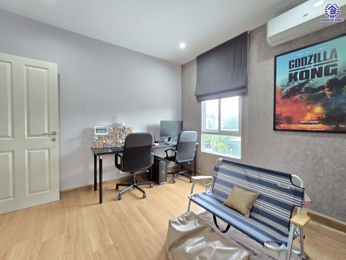 บ้านแฝดมือสองนนทบุรี โครงการ ภัสสร ไพรด์ ปิ่นเกล้า-วงแหวน เนื้อที่ 47.30 ตร.ว. พื้นที่ใช้สอย 124 ตร.ม. ฟังก์ชัน 3 ห้องนอน 2 ห้องน้ำ 2 ที่จอดรถ บนทำเลเดินทางสะดวก เชื่อมต่อทั้งปิ่นเกล้า-ศาลายา ใกล้เซ็นทรัลเวสต์เกต รถไฟฟ้าสายสีม่วง "สถานีตลาดบางใหญ่" และจุดขึ้นทางด่วน "ศรีรัช"