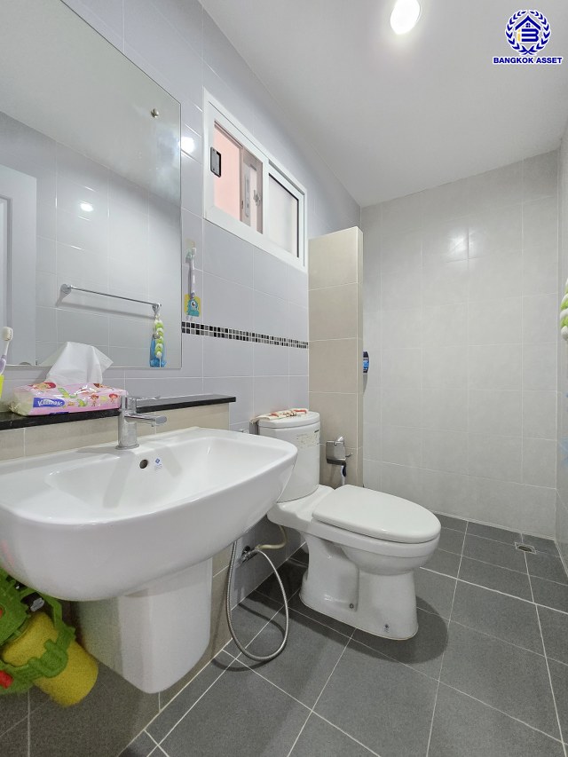 บ้านแฝดมือสองนนทบุรี โครงการ ภัสสร ไพรด์ ปิ่นเกล้า-วงแหวน เนื้อที่ 47.30 ตร.ว. พื้นที่ใช้สอย 124 ตร.ม. ฟังก์ชัน 3 ห้องนอน 2 ห้องน้ำ 2 ที่จอดรถ บนทำเลเดินทางสะดวก เชื่อมต่อทั้งปิ่นเกล้า-ศาลายา ใกล้เซ็นทรัลเวสต์เกต รถไฟฟ้าสายสีม่วง "สถานีตลาดบางใหญ่" และจุดขึ้นทางด่วน "ศรีรัช"