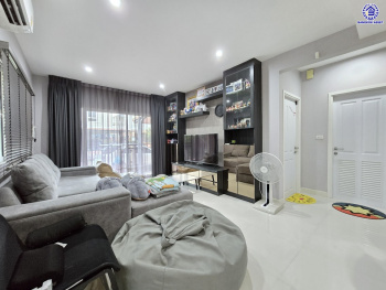 บ้านแฝดมือสองนนทบุรี โครงการ ภัสสร ไพรด์ ปิ่นเกล้า-วงแหวน เนื้อที่ 47.30 ตร.ว. พื้นที่ใช้สอย 124 ตร.ม. ฟังก์ชัน 3 ห้องนอน 2 ห้องน้ำ 2 ที่จอดรถ บนทำเลเดินทางสะดวก เชื่อมต่อทั้งปิ่นเกล้า-ศาลายา ใกล้เซ็นทรัลเวสต์เกต รถไฟฟ้าสายสีม่วง "สถานีตลาดบางใหญ่" และจุดขึ้นทางด่วน "ศรีรัช"