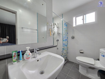 บ้านแฝดมือสองนนทบุรี โครงการ ภัสสร ไพรด์ ปิ่นเกล้า-วงแหวน เนื้อที่ 47.30 ตร.ว. พื้นที่ใช้สอย 124 ตร.ม. ฟังก์ชัน 3 ห้องนอน 2 ห้องน้ำ 2 ที่จอดรถ บนทำเลเดินทางสะดวก เชื่อมต่อทั้งปิ่นเกล้า-ศาลายา ใกล้เซ็นทรัลเวสต์เกต รถไฟฟ้าสายสีม่วง "สถานีตลาดบางใหญ่" และจุดขึ้นทางด่วน "ศรีรัช"