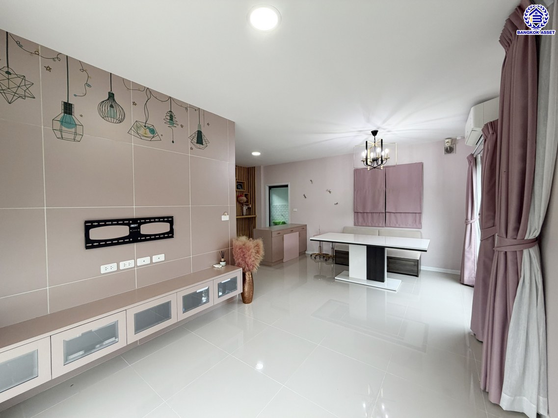 บ้านเดี่ยวมือสองกรุงเทพ โครงการ คาซ่าวิลล์ วงแหวน-รามอินทรา ฟังก์ชัน 4 ห้องนอน 3 ห้องน้ำ 2 ที่จอดรถ บนเนื้อที่ 50.20 ตร.ว. พื้นที่ใช้สอย 120 ตร.ม. พร้อมของแถมอีกหลายรายการ บนทำเลเดินทางสะดวก เชื่อมต่อถนนจตุโชติ, ถนนสุขาภิบาล5, ถนนหทัยราษฎร์, ถนนรัชดา-รามอินทรา ใกล้จุดขึ้นทางด่วน "รามอินทรา-อาจณรงค์(ฉลองรัช)" และ ใกล้แฟชั่นไอส์แลนด์, เดอะพรอมานาด