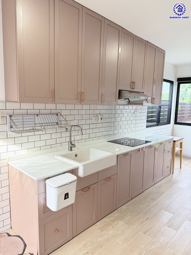 บ้านเดี่ยวมือสองกรุงเทพ โครงการ คาซ่าวิลล์ วงแหวน-รามอินทรา ฟังก์ชัน 4 ห้องนอน 3 ห้องน้ำ 2 ที่จอดรถ บนเนื้อที่ 50.20 ตร.ว. พื้นที่ใช้สอย 120 ตร.ม. พร้อมของแถมอีกหลายรายการ บนทำเลเดินทางสะดวก เชื่อมต่อถนนจตุโชติ, ถนนสุขาภิบาล5, ถนนหทัยราษฎร์, ถนนรัชดา-รามอินทรา ใกล้จุดขึ้นทางด่วน "รามอินทรา-อาจณรงค์(ฉลองรัช)" และ ใกล้แฟชั่นไอส์แลนด์, เดอะพรอมานาด