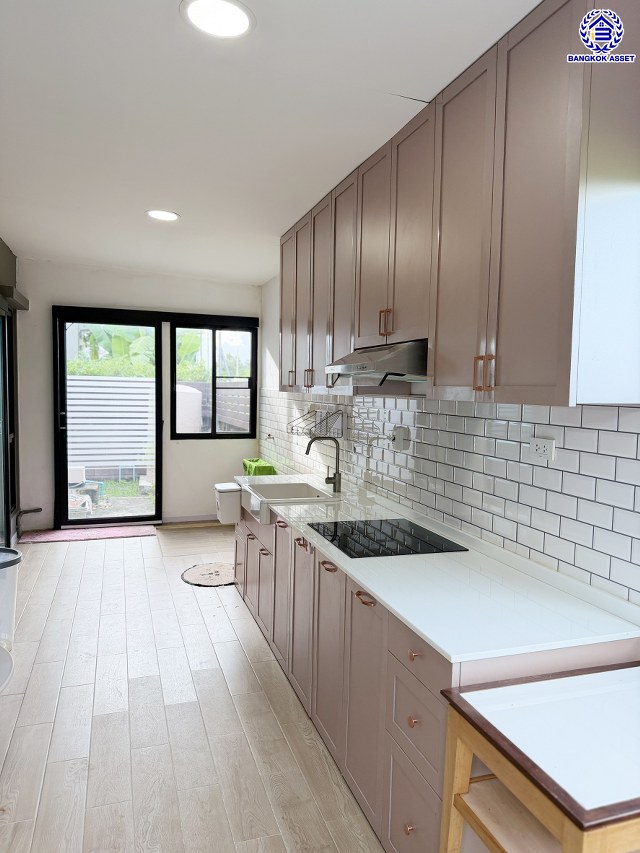 บ้านเดี่ยวมือสองกรุงเทพ โครงการ คาซ่าวิลล์ วงแหวน-รามอินทรา ฟังก์ชัน 4 ห้องนอน 3 ห้องน้ำ 2 ที่จอดรถ บนเนื้อที่ 50.20 ตร.ว. พื้นที่ใช้สอย 120 ตร.ม. พร้อมของแถมอีกหลายรายการ บนทำเลเดินทางสะดวก เชื่อมต่อถนนจตุโชติ, ถนนสุขาภิบาล5, ถนนหทัยราษฎร์, ถนนรัชดา-รามอินทรา ใกล้จุดขึ้นทางด่วน "รามอินทรา-อาจณรงค์(ฉลองรัช)" และ ใกล้แฟชั่นไอส์แลนด์, เดอะพรอมานาด