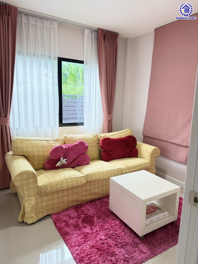 บ้านเดี่ยวมือสองกรุงเทพ โครงการ คาซ่าวิลล์ วงแหวน-รามอินทรา ฟังก์ชัน 4 ห้องนอน 3 ห้องน้ำ 2 ที่จอดรถ บนเนื้อที่ 50.20 ตร.ว. พื้นที่ใช้สอย 120 ตร.ม. พร้อมของแถมอีกหลายรายการ บนทำเลเดินทางสะดวก เชื่อมต่อถนนจตุโชติ, ถนนสุขาภิบาล5, ถนนหทัยราษฎร์, ถนนรัชดา-รามอินทรา ใกล้จุดขึ้นทางด่วน "รามอินทรา-อาจณรงค์(ฉลองรัช)" และ ใกล้แฟชั่นไอส์แลนด์, เดอะพรอมานาด