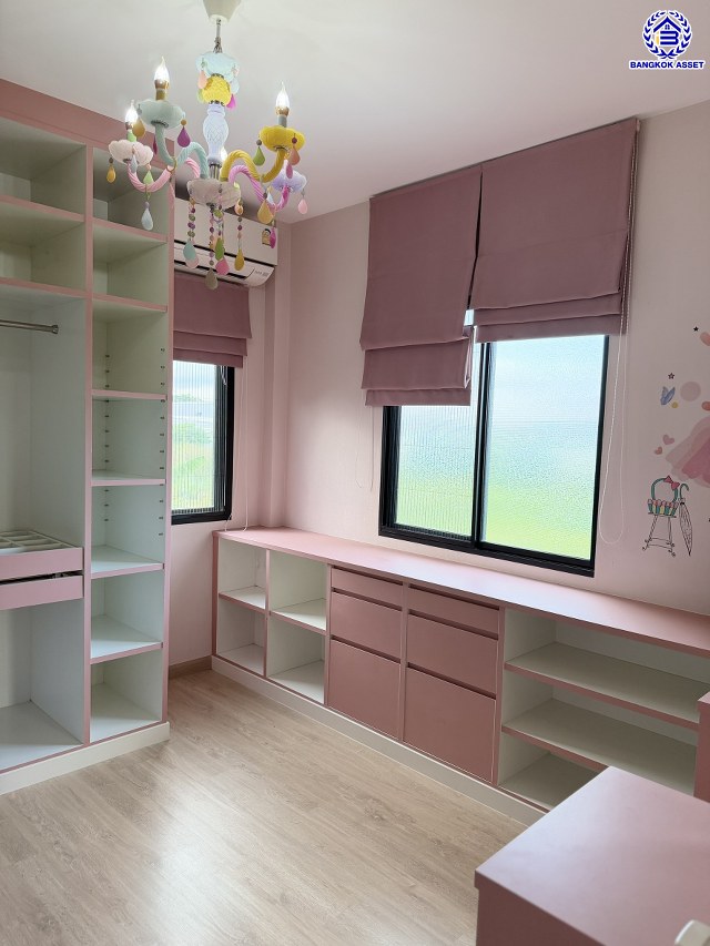 บ้านเดี่ยวมือสองกรุงเทพ โครงการ คาซ่าวิลล์ วงแหวน-รามอินทรา ฟังก์ชัน 4 ห้องนอน 3 ห้องน้ำ 2 ที่จอดรถ บนเนื้อที่ 50.20 ตร.ว. พื้นที่ใช้สอย 120 ตร.ม. พร้อมของแถมอีกหลายรายการ บนทำเลเดินทางสะดวก เชื่อมต่อถนนจตุโชติ, ถนนสุขาภิบาล5, ถนนหทัยราษฎร์, ถนนรัชดา-รามอินทรา ใกล้จุดขึ้นทางด่วน "รามอินทรา-อาจณรงค์(ฉลองรัช)" และ ใกล้แฟชั่นไอส์แลนด์, เดอะพรอมานาด