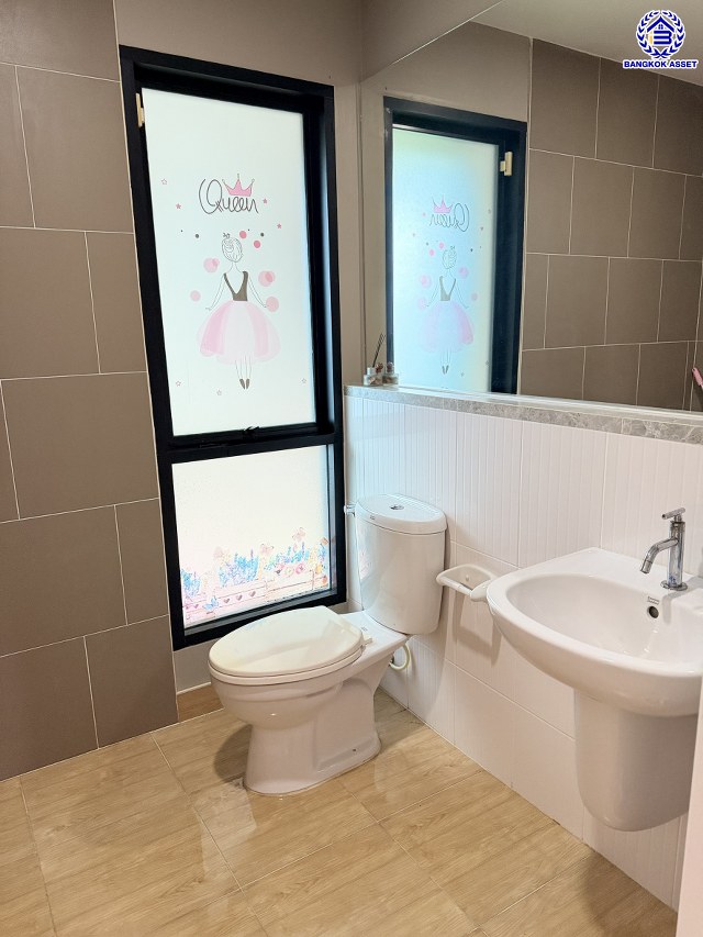 บ้านเดี่ยวมือสองกรุงเทพ โครงการ คาซ่าวิลล์ วงแหวน-รามอินทรา ฟังก์ชัน 4 ห้องนอน 3 ห้องน้ำ 2 ที่จอดรถ บนเนื้อที่ 50.20 ตร.ว. พื้นที่ใช้สอย 120 ตร.ม. พร้อมของแถมอีกหลายรายการ บนทำเลเดินทางสะดวก เชื่อมต่อถนนจตุโชติ, ถนนสุขาภิบาล5, ถนนหทัยราษฎร์, ถนนรัชดา-รามอินทรา ใกล้จุดขึ้นทางด่วน "รามอินทรา-อาจณรงค์(ฉลองรัช)" และ ใกล้แฟชั่นไอส์แลนด์, เดอะพรอมานาด