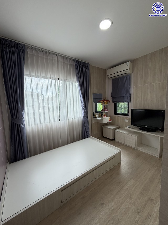 บ้านเดี่ยวมือสองกรุงเทพ โครงการ คาซ่าวิลล์ วงแหวน-รามอินทรา ฟังก์ชัน 4 ห้องนอน 3 ห้องน้ำ 2 ที่จอดรถ บนเนื้อที่ 50.20 ตร.ว. พื้นที่ใช้สอย 120 ตร.ม. พร้อมของแถมอีกหลายรายการ บนทำเลเดินทางสะดวก เชื่อมต่อถนนจตุโชติ, ถนนสุขาภิบาล5, ถนนหทัยราษฎร์, ถนนรัชดา-รามอินทรา ใกล้จุดขึ้นทางด่วน "รามอินทรา-อาจณรงค์(ฉลองรัช)" และ ใกล้แฟชั่นไอส์แลนด์, เดอะพรอมานาด