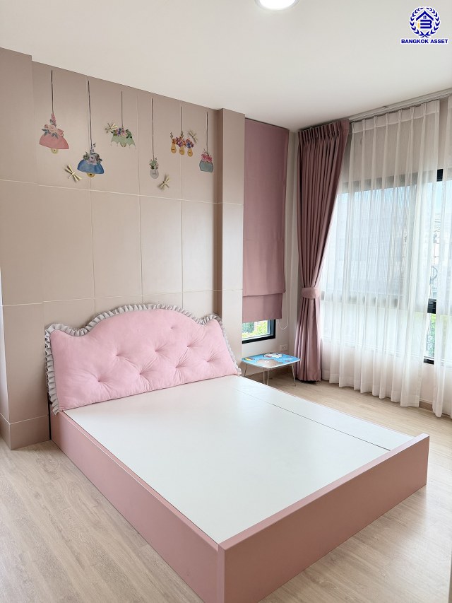 บ้านเดี่ยวมือสองกรุงเทพ โครงการ คาซ่าวิลล์ วงแหวน-รามอินทรา ฟังก์ชัน 4 ห้องนอน 3 ห้องน้ำ 2 ที่จอดรถ บนเนื้อที่ 50.20 ตร.ว. พื้นที่ใช้สอย 120 ตร.ม. พร้อมของแถมอีกหลายรายการ บนทำเลเดินทางสะดวก เชื่อมต่อถนนจตุโชติ, ถนนสุขาภิบาล5, ถนนหทัยราษฎร์, ถนนรัชดา-รามอินทรา ใกล้จุดขึ้นทางด่วน "รามอินทรา-อาจณรงค์(ฉลองรัช)" และ ใกล้แฟชั่นไอส์แลนด์, เดอะพรอมานาด