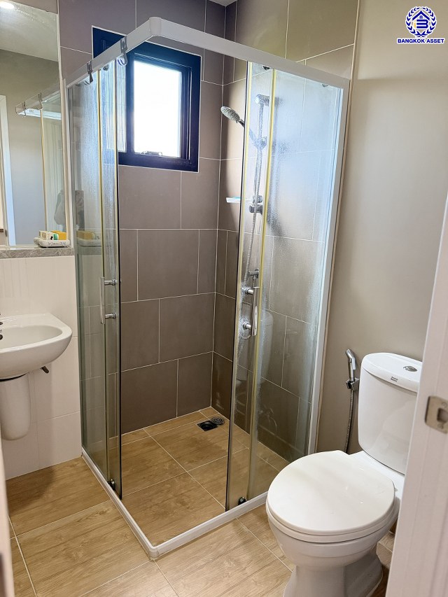 บ้านเดี่ยวมือสองกรุงเทพ โครงการ คาซ่าวิลล์ วงแหวน-รามอินทรา ฟังก์ชัน 4 ห้องนอน 3 ห้องน้ำ 2 ที่จอดรถ บนเนื้อที่ 50.20 ตร.ว. พื้นที่ใช้สอย 120 ตร.ม. พร้อมของแถมอีกหลายรายการ บนทำเลเดินทางสะดวก เชื่อมต่อถนนจตุโชติ, ถนนสุขาภิบาล5, ถนนหทัยราษฎร์, ถนนรัชดา-รามอินทรา ใกล้จุดขึ้นทางด่วน "รามอินทรา-อาจณรงค์(ฉลองรัช)" และ ใกล้แฟชั่นไอส์แลนด์, เดอะพรอมานาด