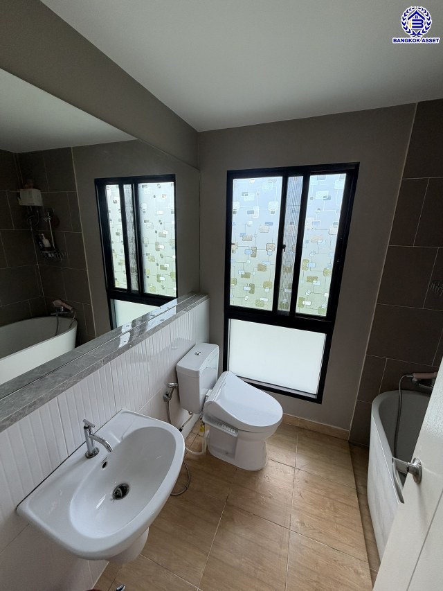 บ้านเดี่ยวมือสองกรุงเทพ โครงการ คาซ่าวิลล์ วงแหวน-รามอินทรา ฟังก์ชัน 4 ห้องนอน 3 ห้องน้ำ 2 ที่จอดรถ บนเนื้อที่ 50.20 ตร.ว. พื้นที่ใช้สอย 120 ตร.ม. พร้อมของแถมอีกหลายรายการ บนทำเลเดินทางสะดวก เชื่อมต่อถนนจตุโชติ, ถนนสุขาภิบาล5, ถนนหทัยราษฎร์, ถนนรัชดา-รามอินทรา ใกล้จุดขึ้นทางด่วน "รามอินทรา-อาจณรงค์(ฉลองรัช)" และ ใกล้แฟชั่นไอส์แลนด์, เดอะพรอมานาด