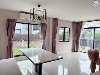 บ้านเดี่ยวมือสองกรุงเทพ โครงการ คาซ่าวิลล์ วงแหวน-รามอินทรา ฟังก์ชัน 4 ห้องนอน 3 ห้องน้ำ 2 ที่จอดรถ บนเนื้อที่ 50.20 ตร.ว. พื้นที่ใช้สอย 120 ตร.ม. พร้อมของแถมอีกหลายรายการ บนทำเลเดินทางสะดวก เชื่อมต่อถนนจตุโชติ, ถนนสุขาภิบาล5, ถนนหทัยราษฎร์, ถนนรัชดา-รามอินทรา ใกล้จุดขึ้นทางด่วน "รามอินทรา-อาจณรงค์(ฉลองรัช)" และ ใกล้แฟชั่นไอส์แลนด์, เดอะพรอมานาด