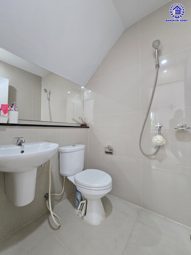 ทาวน์เฮ้าส์มือสองนนทบุรี โครงการ โมดิวิลล่า ชัยพฤกษ์ ฟังก์ชัน 3 ห้องนอน 2 ห้องน้ำ 1 ที่จอดรถ เนื้อที่ 24.50 ตร.ว. พื้นที่ใช้สอย 100 ตร.ม. ใกล้ Community Mall ที่ครบครัน เดินทางสะดวก เชื่อมต่อถนนบางกรวย-ไทรน้อย ถนนราชพฤกษ์ ถนนกาญจนาภิเษก ใกล้รถไฟฟ้าสายสีม่วง "สถานีบางพลู" และจุดขึ้นทางด่วน "ศรีรัช"