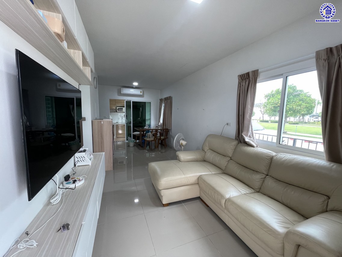 ทาวน์เฮ้าส์มือสอง โครงการ เดอะคอนเนค บางนา-วงแหวน ฟังก์ชัน 3 ห้องนอน 3 ห้องน้ำ 2 ที่จอดรถ เนื้อที่ 31.20 ตร.ว. พื้นที่ใช้สอย 133 ตร.ม.  บ้านสวยสภาพดี แถมฟรี! เครื่องปรับอากาศ เครื่องทำน้ำอุ่น เครื่องดูดควัน พร้อมเข้าอยู่  บนทำเลเดินทางสะดวก เชื่อมต่อถนนลาดกระบัง ถนนกิ่งแก้ว ถนนวงแหวนรอบนอก(ตะวันออก) และ ใกล้จุดขึ้นทางด่วน "ทางหลวงพิเศษหมายเลข9"