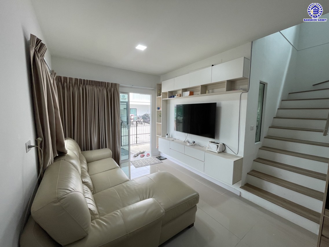 ทาวน์เฮ้าส์มือสอง โครงการ เดอะคอนเนค บางนา-วงแหวน ฟังก์ชัน 3 ห้องนอน 3 ห้องน้ำ 2 ที่จอดรถ เนื้อที่ 31.20 ตร.ว. พื้นที่ใช้สอย 133 ตร.ม.  บ้านสวยสภาพดี แถมฟรี! เครื่องปรับอากาศ เครื่องทำน้ำอุ่น เครื่องดูดควัน พร้อมเข้าอยู่  บนทำเลเดินทางสะดวก เชื่อมต่อถนนลาดกระบัง ถนนกิ่งแก้ว ถนนวงแหวนรอบนอก(ตะวันออก) และ ใกล้จุดขึ้นทางด่วน "ทางหลวงพิเศษหมายเลข9"